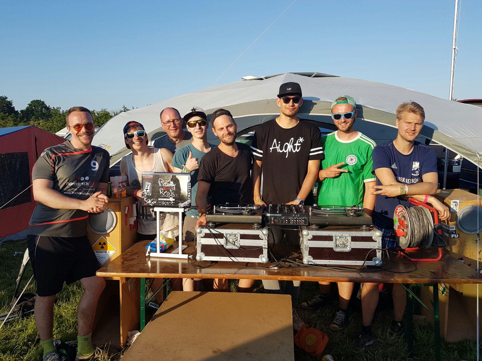 Beauty and the Beats Crew am Camp mit DJ-Setup